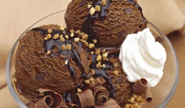Домашен шоколадов сладолед с орехи