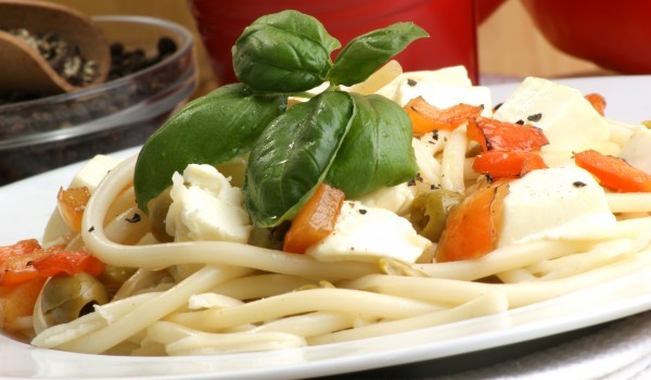 Спагети със зеленчуци и сирене