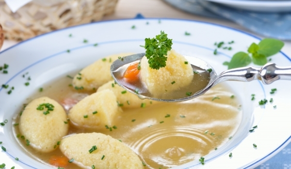 Млечна супа с картофени топчета