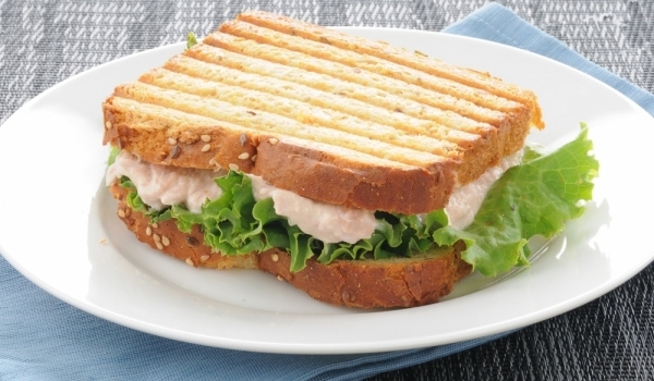 Сандвич с майонеза и риба тон