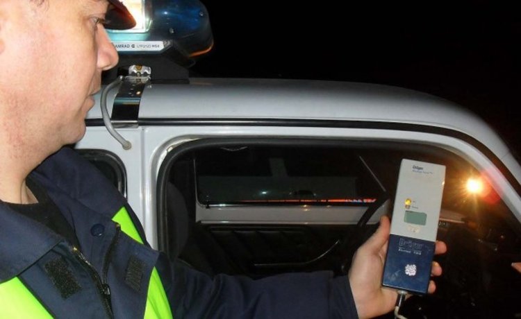 Пиян шофьор и друг без книжка в ареста през уикенда