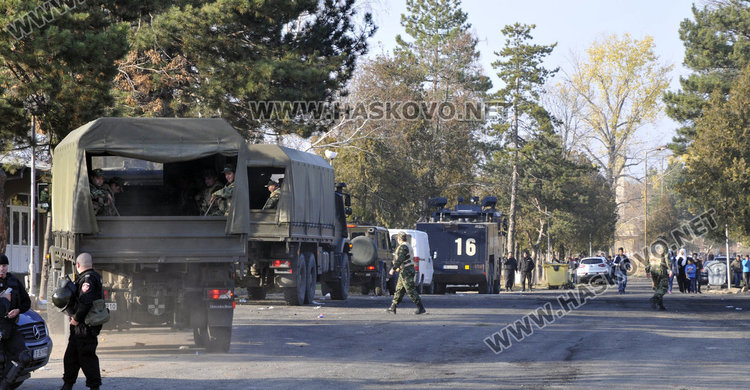 Военните с указания само за охрана пред бежанския лагер