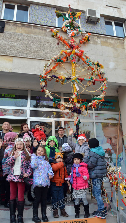 8-метрова  сурвачка украси  Младежкия център