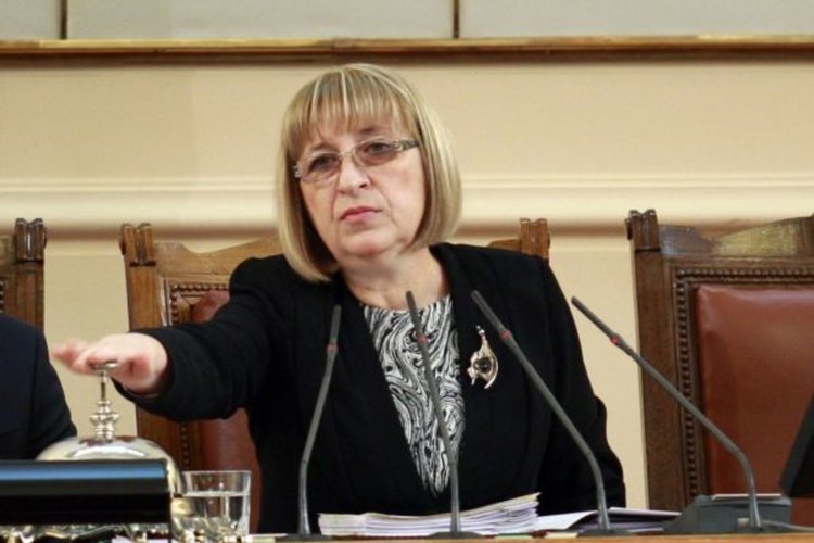 Цачева свика извънредно заседание на парламента