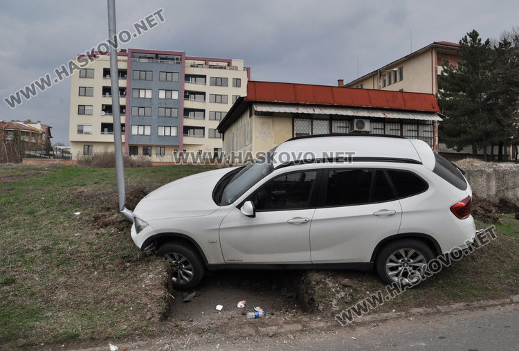 35-годишна е блъснала джипа БМВ в стълба до ФСГ вчера