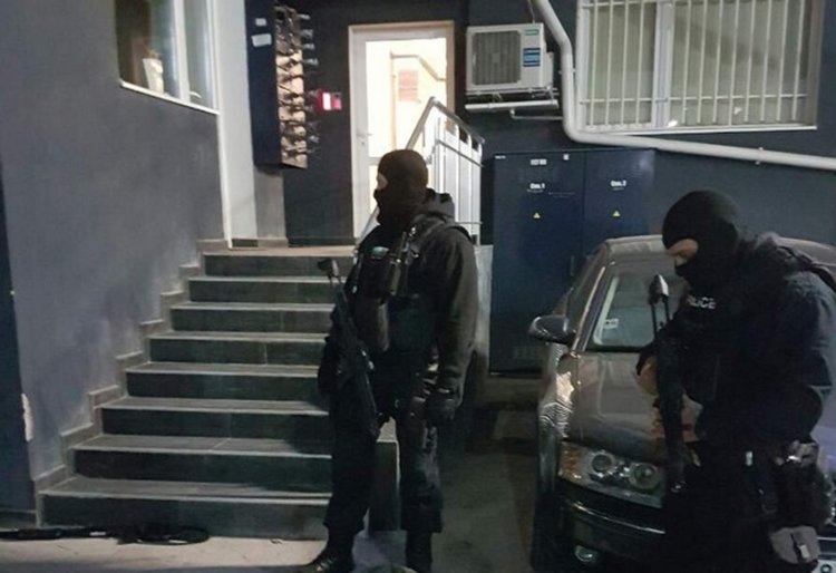 Задържаха двама за въоръжен грабеж в Студентски град