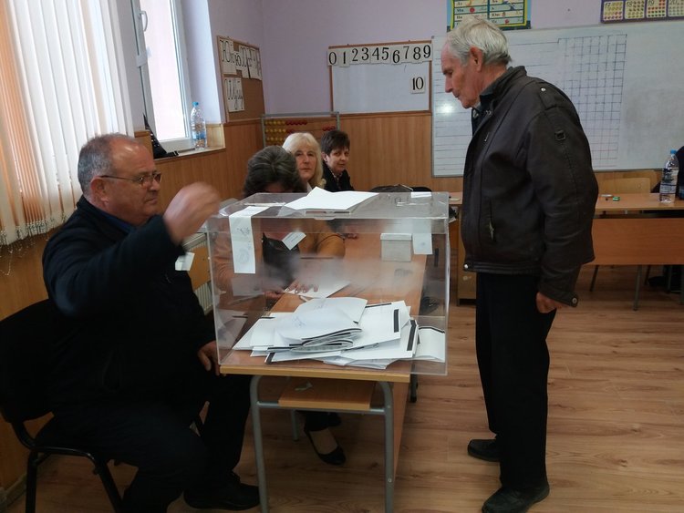 Изборният ден в Първомай започна нормално