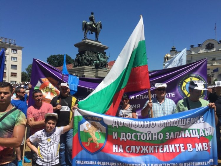Полицаи излязоха на жълтите павета