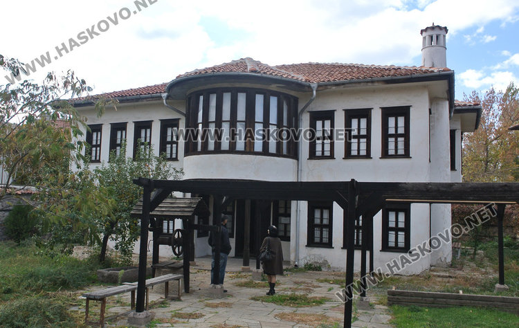 Разглеждаме Александровската гробницата и експозициите в музея безплатно в събота