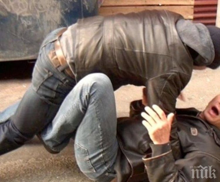 Двама мерят сили с юмруци, по-младия надделява