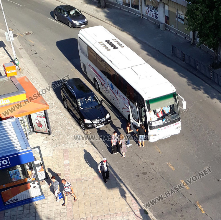 Наглец с джип заварди автобусна спирка, пасажерите слизат на пътя