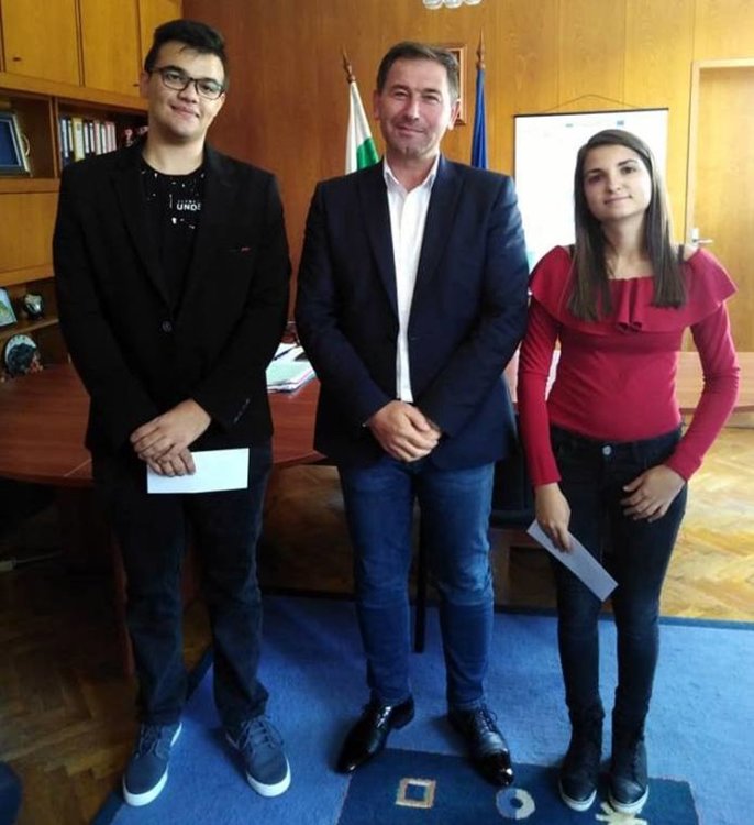 Кметът на Мадан връчи стипендии от лични средства на двамата отличници от випуск 2018г 