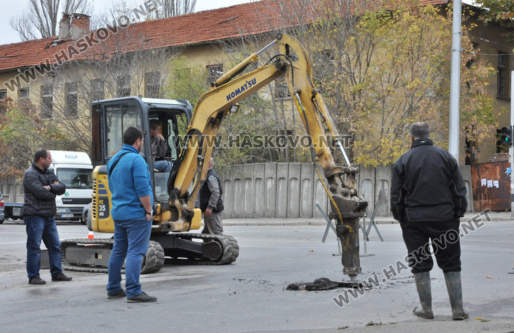 ВиК авария задръсти центъра на Хасково, пускат автобуси вместо тролеи 