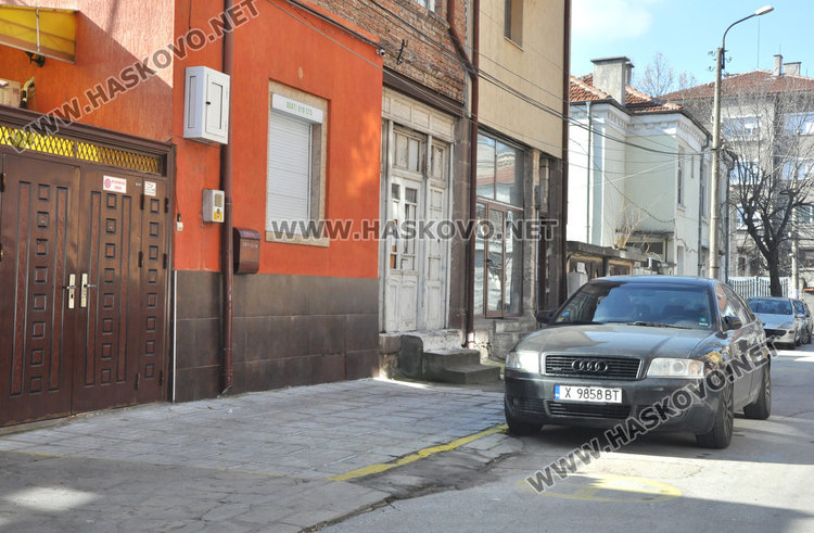 Разчистиха окупирания тротоар на „Македония“