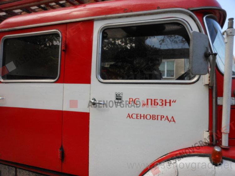 В Тополово пожар унищожи гараж с два автомобила