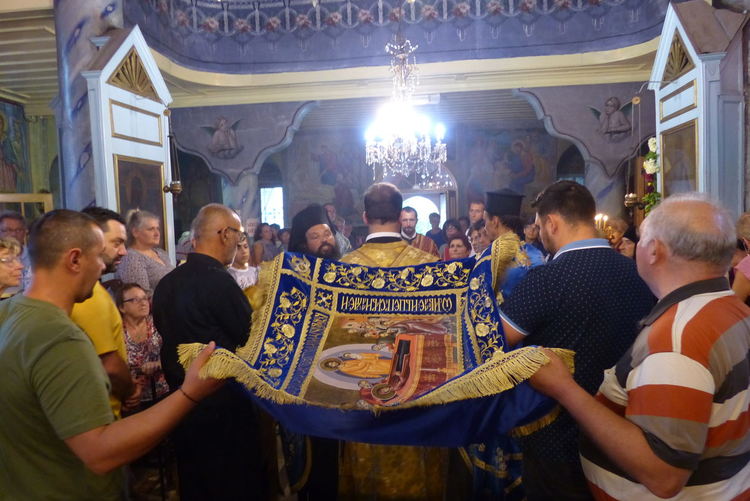 С литийно шествие с плащеницата на Божията майка започна честването на празника Голяма Богородица