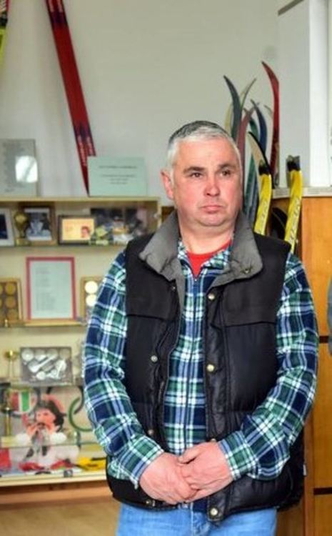 Родопски ски шампион дарява риба и продукти за сираците в дома на отец Иван в Нови хан