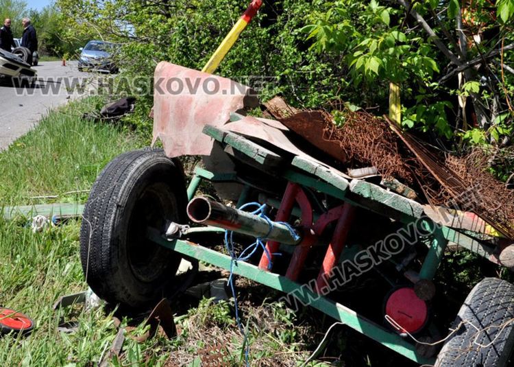 Двама пострадаха при катастрофа между каруца и кола