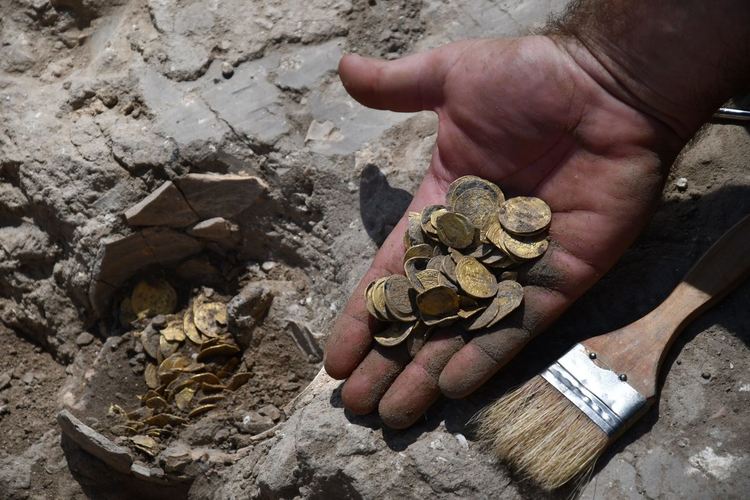 Двама тийнейджъри откриха златни монети на 1100 години (видео)
