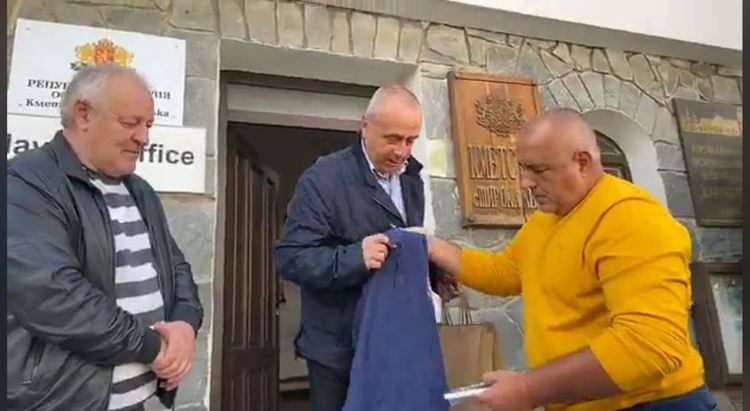 В Широка Лъка подариха на Борисов чанове за внуците му