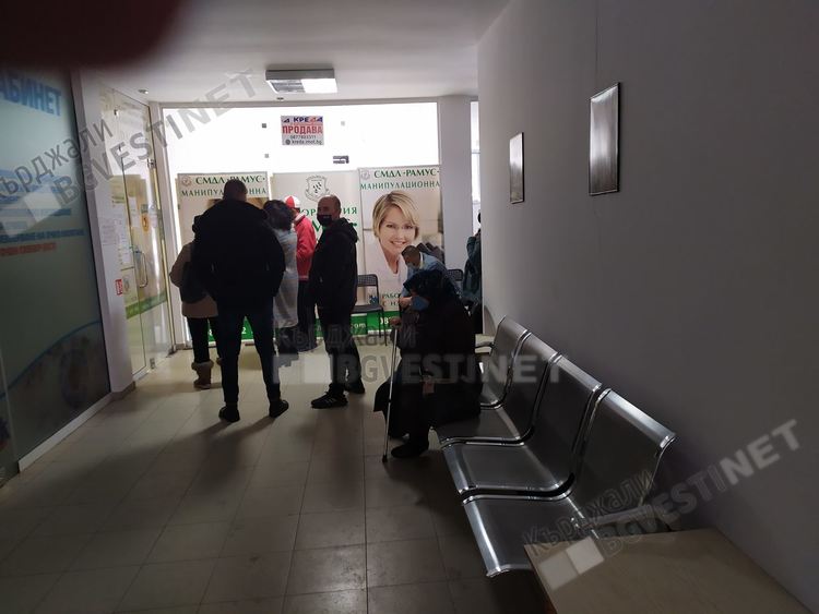 Гурбетчии се редят на опашки за тестове за COVID 19 , искат да избягнат карантина при завръщане в Кърджали