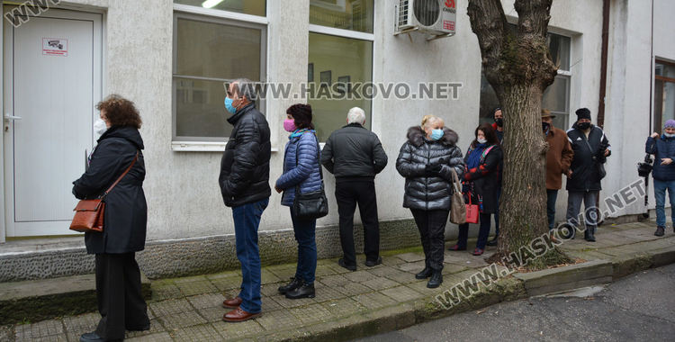 Опашки пред кабинетите в Хасково за ваксини срещу коронавируса