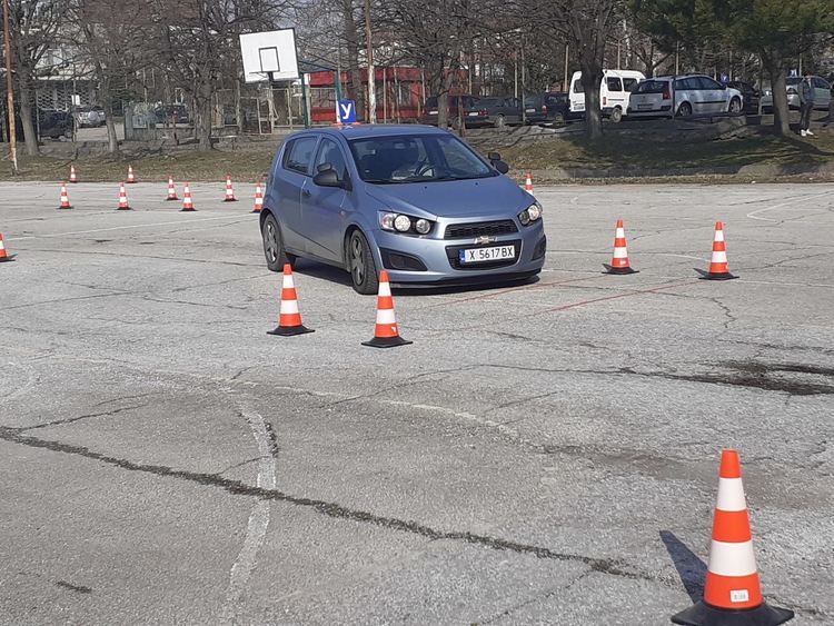 Ученици демонстрираха майсторско шофиране и автомонтьорство в Хасково