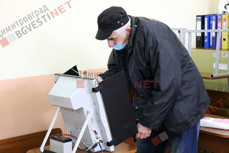 И 70-годишен не се притесни от машинния вот, той от години "лузга" по телефона с пръст