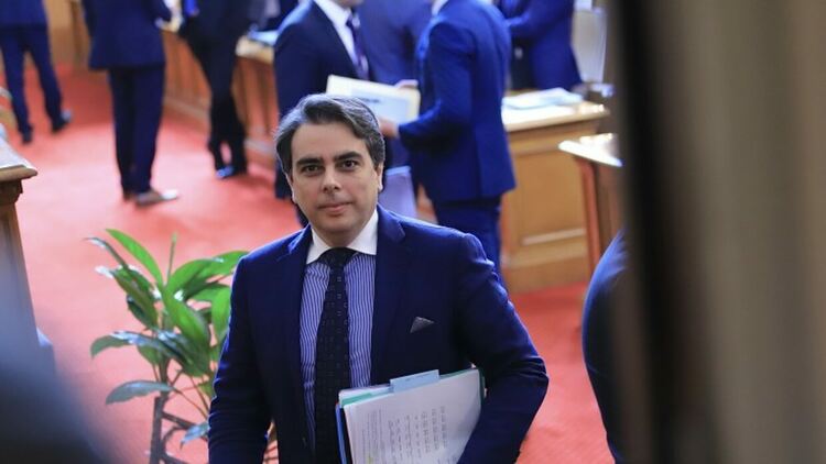 Асен Василев препоръча на депутатите да посмятат с калкулатор
