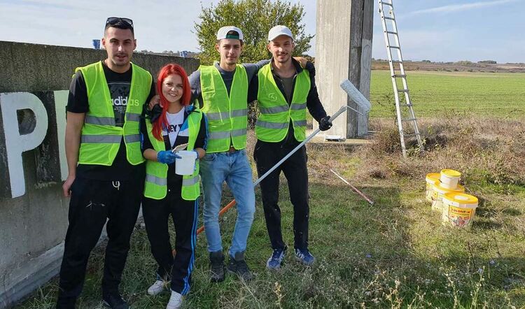 Младежи освежиха монумента, който посреща пътуващите от Пловдив