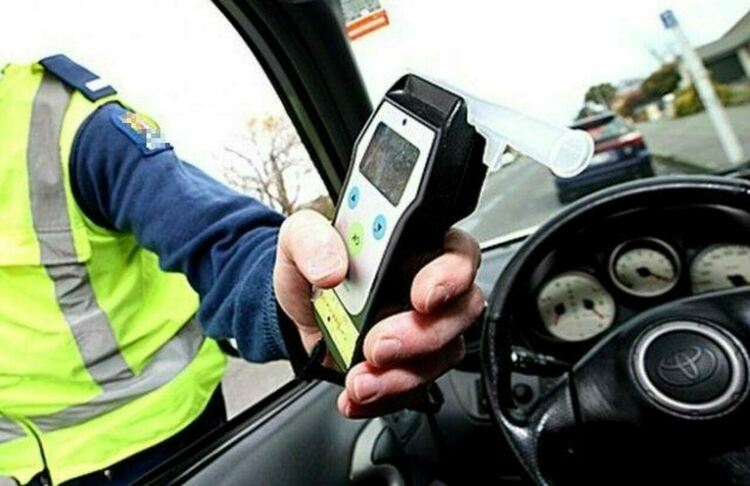 Пиян водач опита да отърве задържане, бутайки 50 евро в джоба на полицай