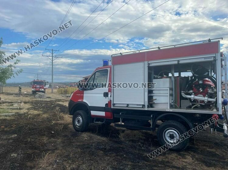Пожар бушува в сметището край „Република“ до крайните къщи