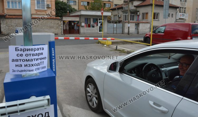 Водачи: Проблем с бариерата на паркинга до „21 век“. Общината: Тества се, има телефон за съдействие