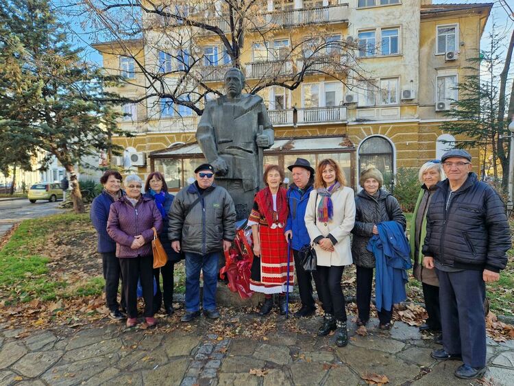 Потомци на тракийски българи се поклониха пред паметника на Димитър Маджаров