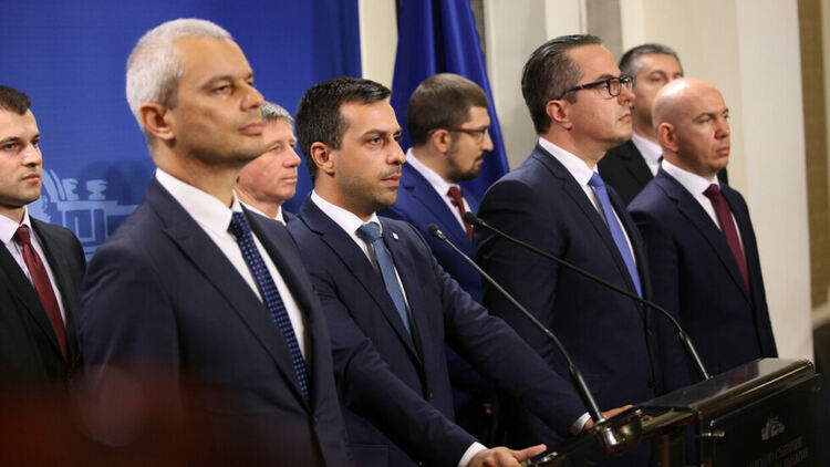 "Възраждане": Събрани са над 470 хил. валидни подписа, ще има референдум за запазване на лева
