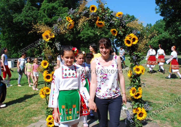Хасковлии минаха за здраве под еньовденския венец