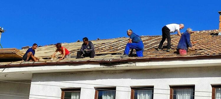 В деня за размисъл жени и мъже ремонтираха покрива на читалището в Чокманово