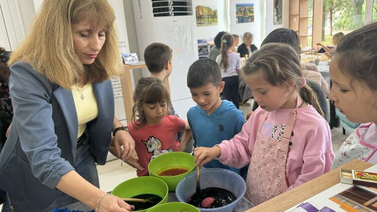Десетки деца се включиха в работилницата за писани яйца в ТИЦ