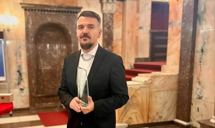 Графа получи наградата „Кристална лира“ 