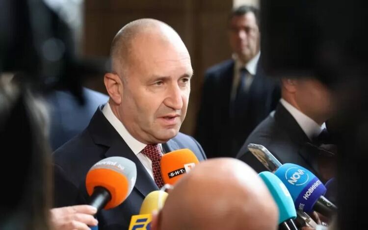 Радев пак поиска от КС да му върне правото да прави служебни кабинети