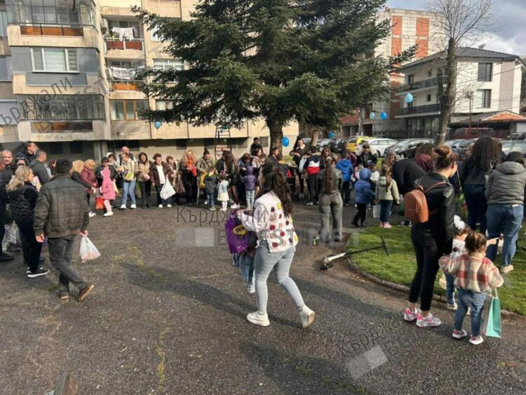 Във кв."Веселчани" на Кърджали се изви пътро хоро за Деня Арифе