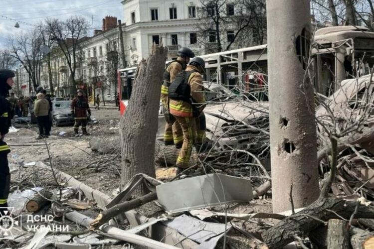 Над 30 души загинаха при руска атака срещу Суми на Цветница