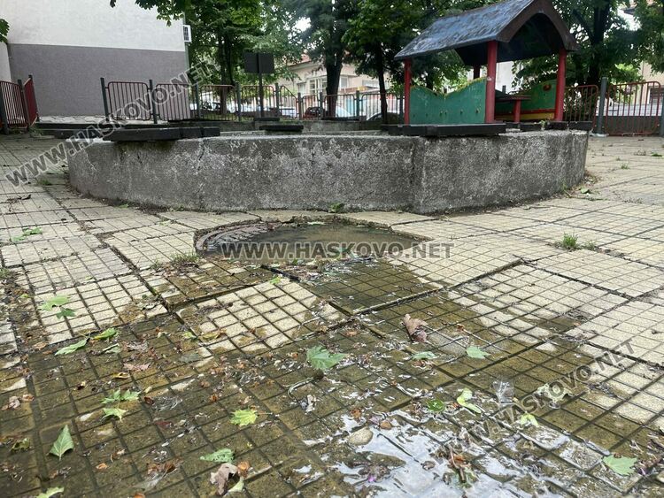 Воняща отпадна вода извира от шахта на детска площадка в Хасково