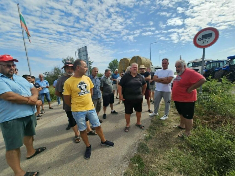 Земеделски протест затвори граничния преход "Ивайловград - Кипринос"