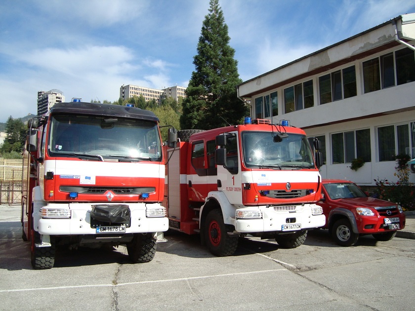 Огнеборци гасиха два пожара в сухи треви край Баните