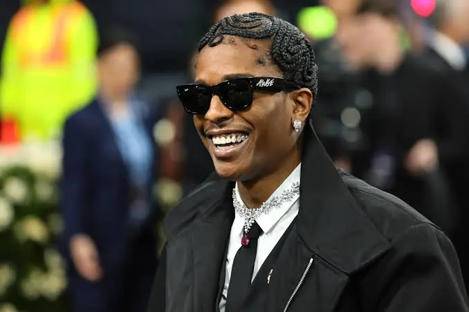 A$AP Rocky „долетя“ над публиката в София, фенки хвърляха сутиените си към него