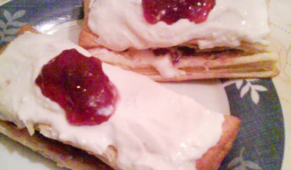 Бутерки с пухкав крем и конфитюр