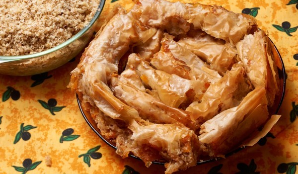 Сладка баница с орехи и ябълки