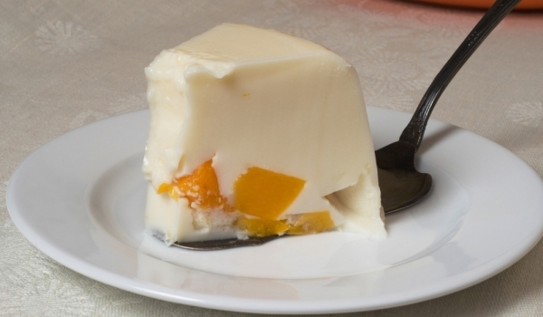 Желиран сладкиш с праскови