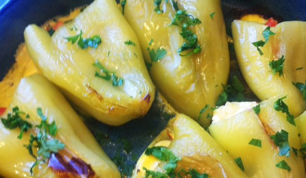 Печени чушки с яйца и сирене